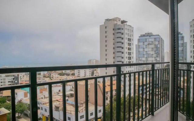 w Beautiful 3BR w Balcony in San Isidro