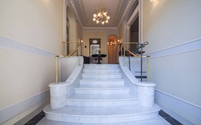 Modern & Stylish Oberdan