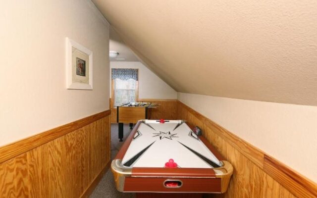 Cedar Falls 8 3 Br cabin by RedAwning