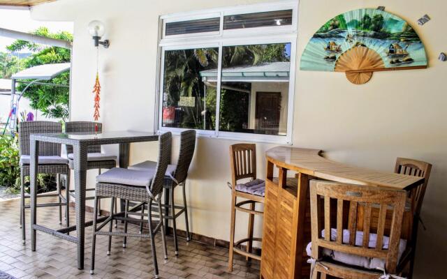 Tahiti - Sanny's Place Family Room & Pool