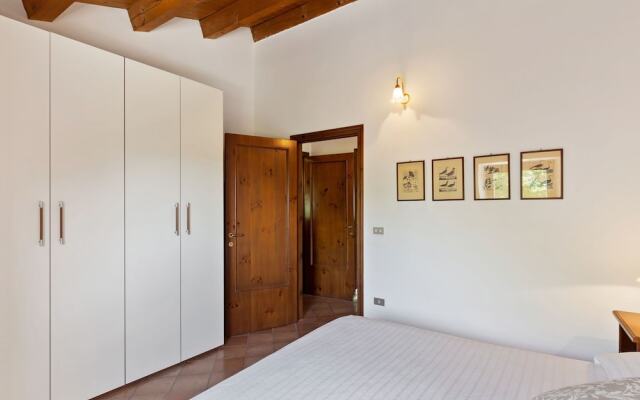 Delightful Villa in Varano with Fireplace