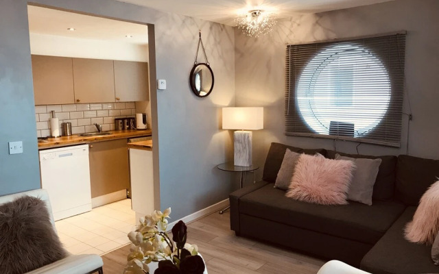 2 Bedroom Luxe Dockland Apartment with Parking