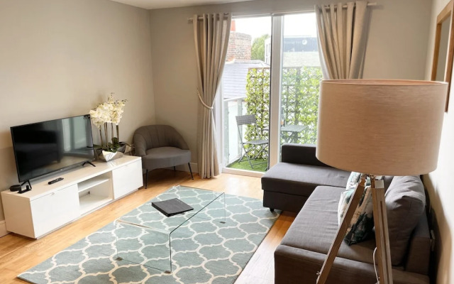 The Wren Beautiful Apartment inc parking
