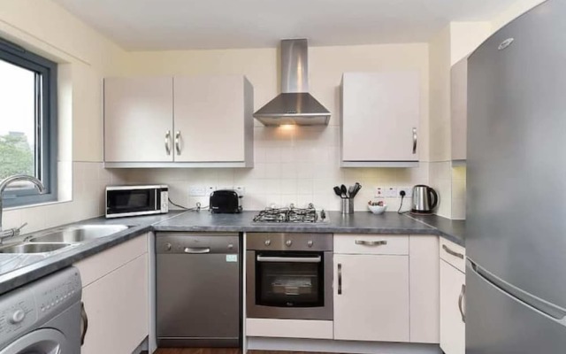 Bright 2 Bedroom Flat in Lambeth With Balcony