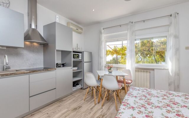 Pool And Garden Apartment Happy Sound