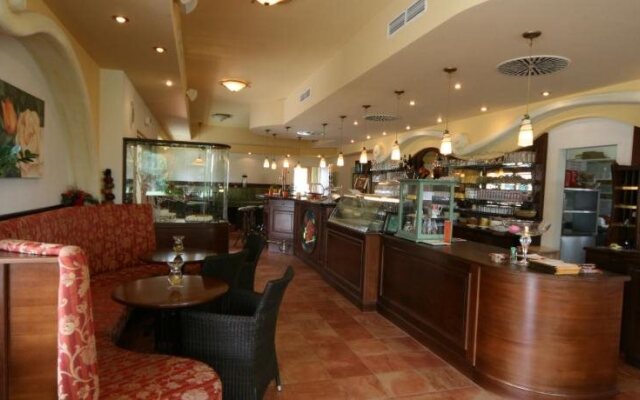 Rosen Cafe Hotel