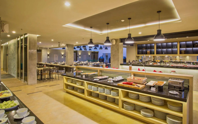 Отель Sevn Legian