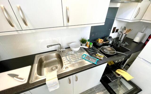 Modern Family Apartment FREE Parking and Gym by Beach
