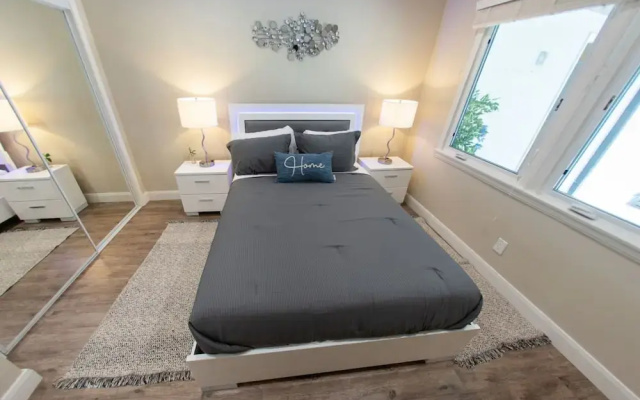 Remodeled 3BR House w Hot Tub Fenced Yard p58