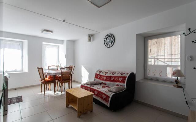 Rez-de-chaussée centre ville d'Embrun 3 étoiles