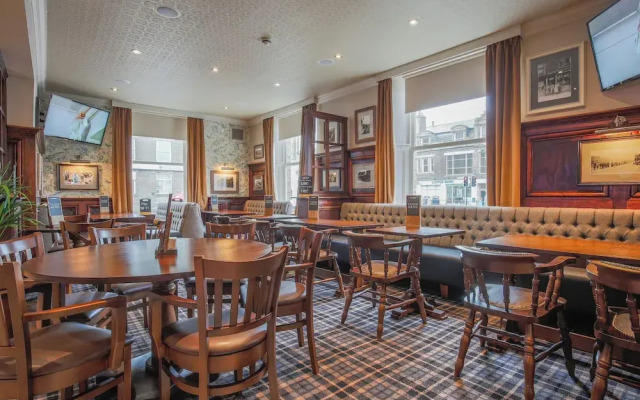 Norfolk Arms Hotel