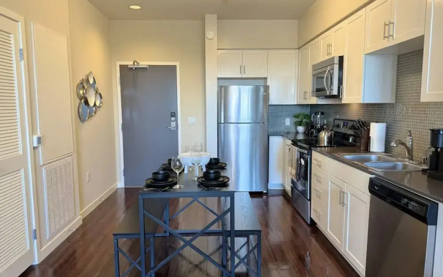 NEW LA Home W Pool GYM Parking 10 Min to Cedars