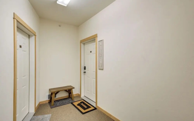 Cozy Livingston Condo w/ Balcony & Mtn View!