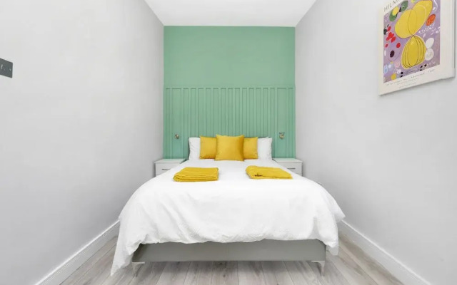 Stylish 4-bed Apartment - Parking & Central Links