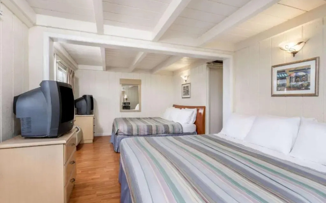 Econo Lodge Inn & Suites