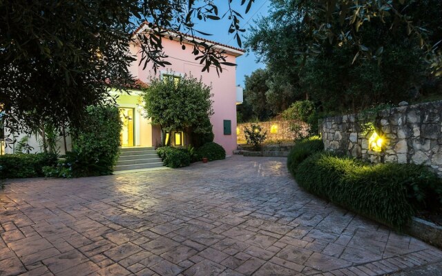 Secluded Villa w Private Pool, Children Play Area, Pool Table, BBQ & Sea Views