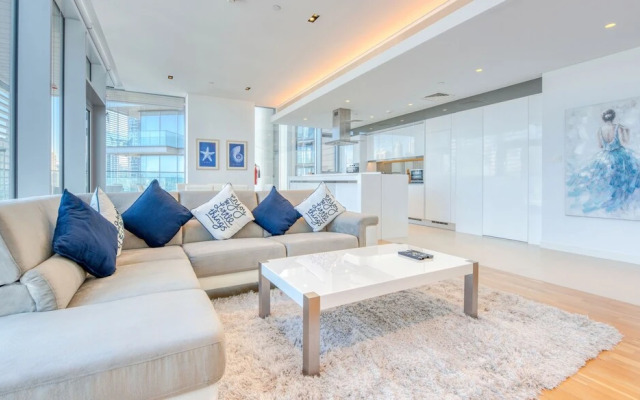 Beautiful Large 3 B/R Apt in BlueWaters Island