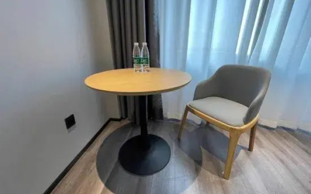 LE JU Hotel (Xinzheng Longhu Senda University Business Plaza)