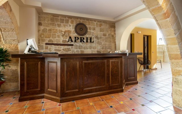 April Luxury Suites - Adults Only