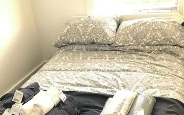 Cozy Quiet City Escape - Northampton Apartment