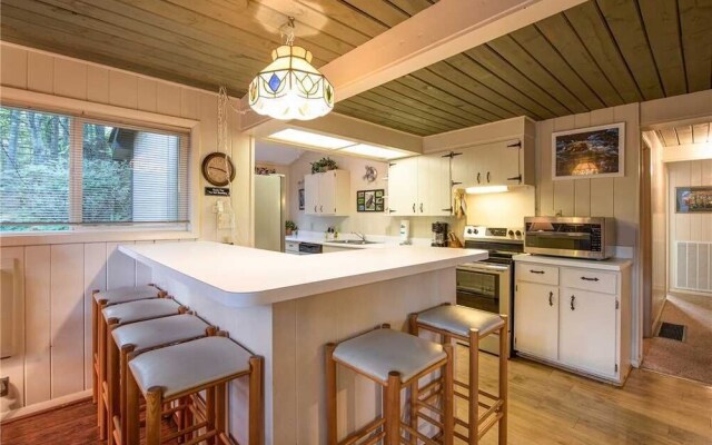 Echota 4 Bedroom Home with Hot Tub