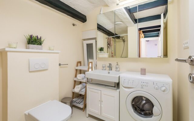 Awesome Home in Lopar with Hot Tub, WiFi & 2 Bedrooms