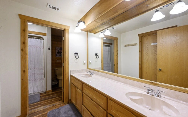 Lacey Dogwood Family Cabin With Free Wifi and Private BBQ by Redawning