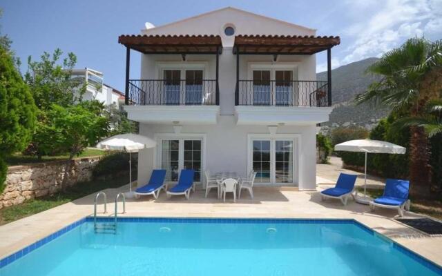 Deniz ve doğa manzaralı 3+1 villa leton