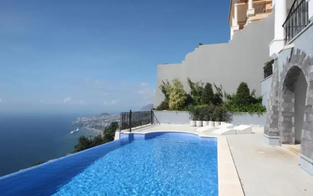 Stunning Villa With Private Heated Pool