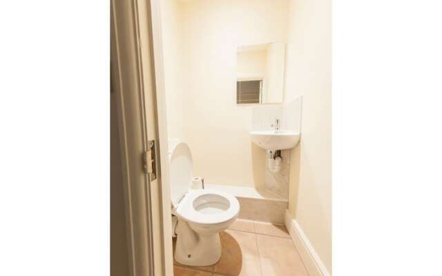 Spacious & Quiet 4BR Flat for 8 in Hampstead