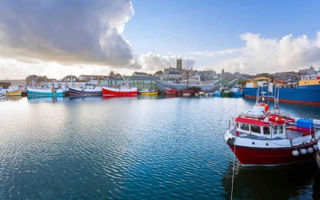 Stunning Town Centre Penthouse w Sea Views