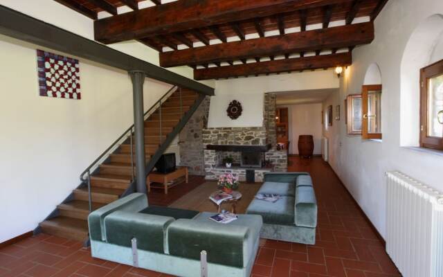Stylish Holiday Home in Castelnuovo Dei Sabbioni with Pool