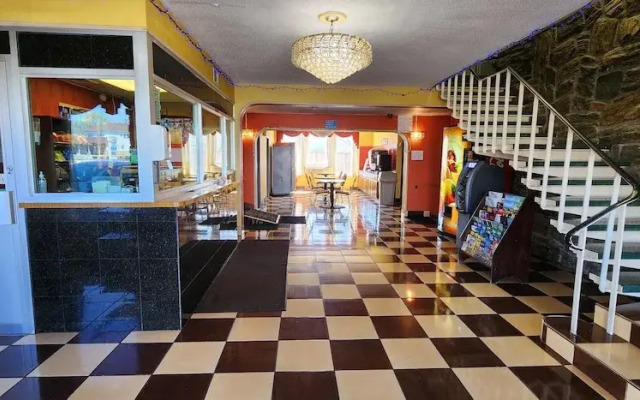 Townhouse Inn & Suites