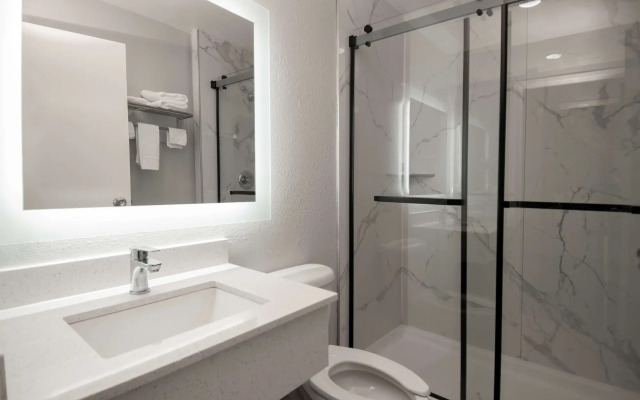 Americas Best Value Inn & Suites Lake Charles at I-210 E 5