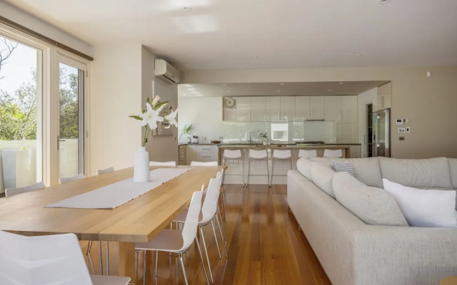 The Sanctuary: Stunning. Hot tub spa + Linen