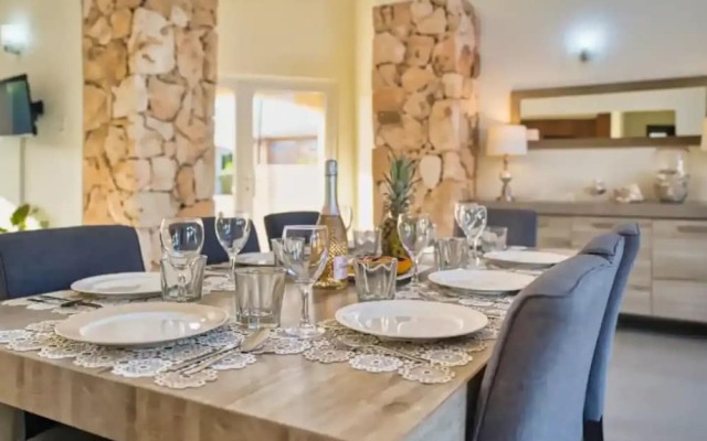 Spacious 6BR Villa w Pool Close2beach Sleeps 16