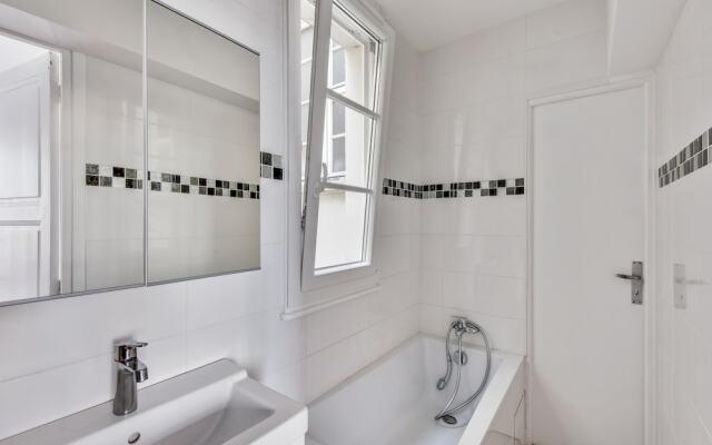 Design apartment with terrace by Weekome