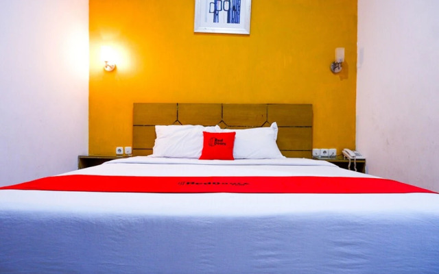 RedDoorz near Monumen Habibi Ainun