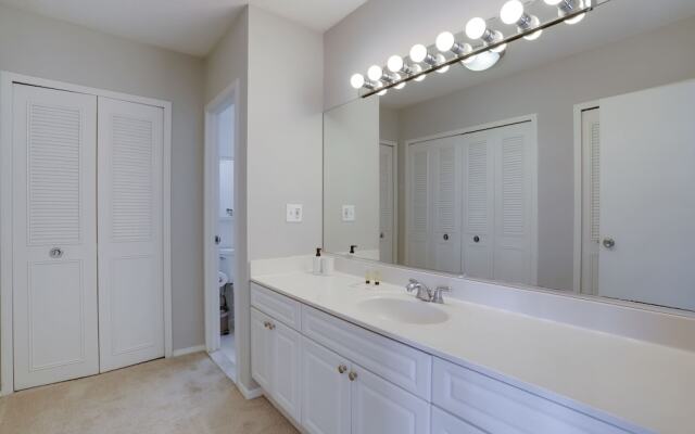 Prime Location Apartment at Crystal City