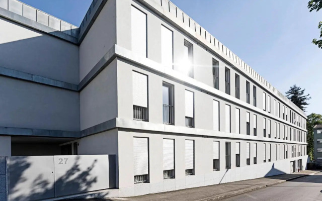 Stylish Flat W/ Gym & Parking by LovelyStay