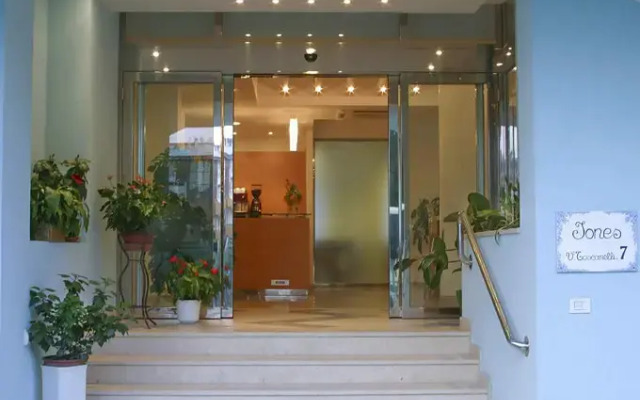 Iones Hotel