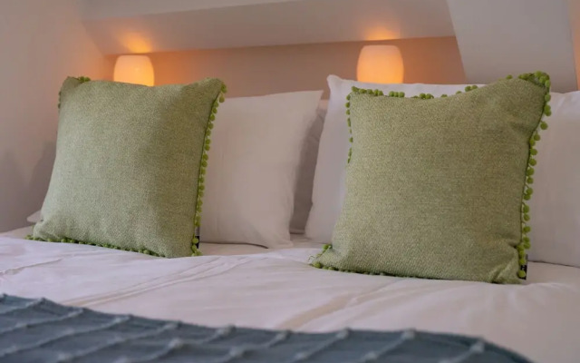 Larkrise, The Penthouse