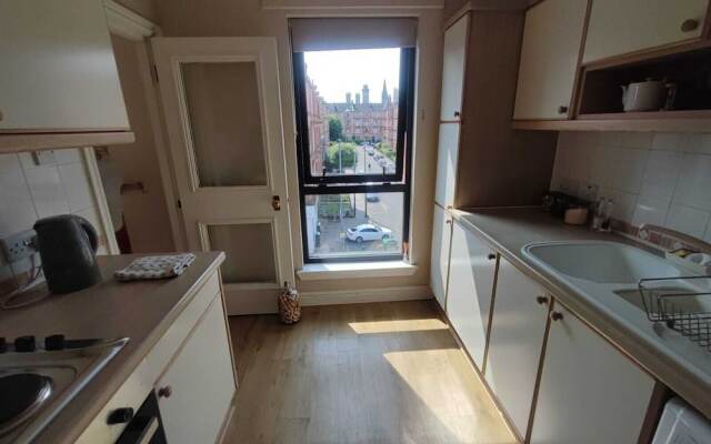 Bright 1 Bedroom Apartment-private Parking