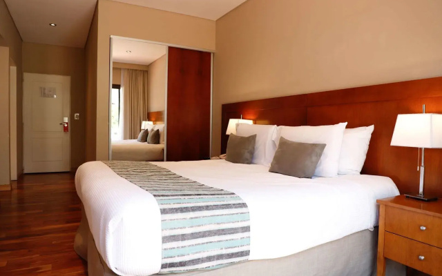 Howard Johnson by Wyndham Escobar Hotel