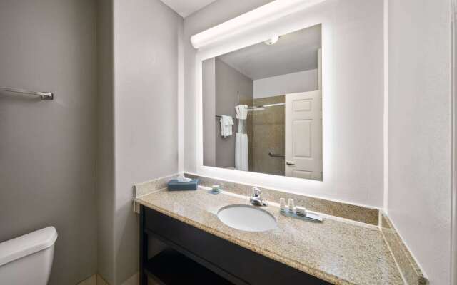 La Quinta Inn & Suites by Wyndham Deer Park