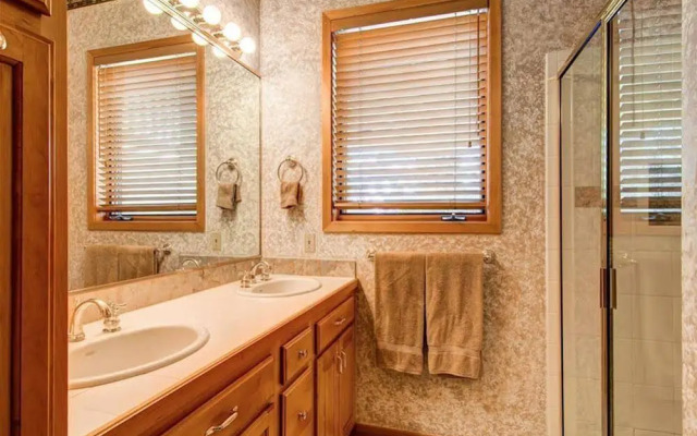 Gold Flake Lodge Main Street By Pinnacle Lodging