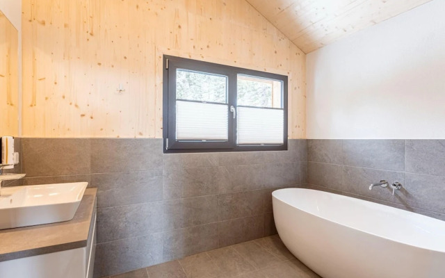 Welcoming Chalet With hot tub