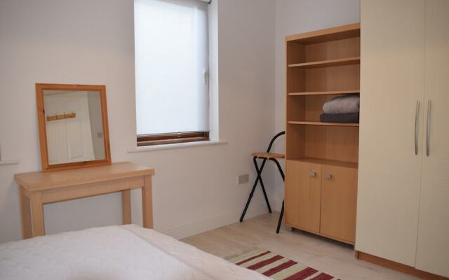 1 Bedroom Flat 5 Minutes Away From Stephens Green