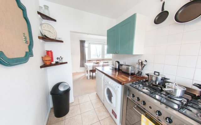 Bright & Airy 2-bedroom Flat for 6 in Blackheath