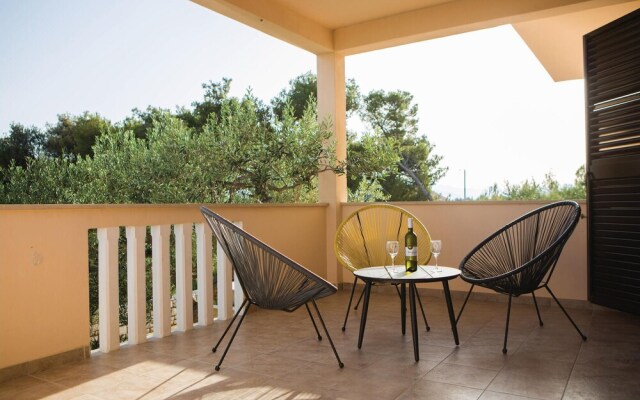 Amazing Home in Sutivan with Hot Tub, WiFi & 3 Bedrooms